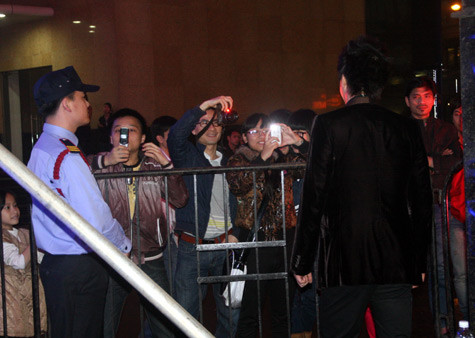 Không ngần ngại, Tuấn Hưng đi tới phía hàng rào bảo vệ để các fan chụp hình. Cùng sự kiện này: Khán giả... ngửa cổ ngắm Minh Hằng nhảy đẹp cười xinh // Hoàng Thùy Linh hất tóc, nhảy bốc lửa trên cao 5m Không ngần ngại, Tuấn Hưng đi tới phía hàng rào bảo vệ để các fan chụp hình. Cùng sự kiện này: Khán giả... ngửa cổ ngắm Minh Hằng nhảy đẹp cười xinh // Hoàng Thùy Linh hất tóc, nhảy bốc lửa trên cao 5m