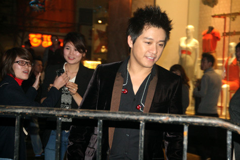 Sau đó, anh mở cửa đi hẳn ra phía ngoài chụp ảnh cùng người hâm mộ. Tuấn Hưng nói, mỗi fan hâm mộ đều là một yếu tố tạo nên sự thành công của bản thân nên anh luôn trân trọng các fan, coi họ như bạn bè, anh em trong nhà. Nhiều fan lần đầu gặp Tuấn Hưng đã hết sức bất ngờ trước cử chỉ gần gũi, thân thiện này. Cùng sự kiện này: Khán giả... ngửa cổ ngắm Minh Hằng nhảy đẹp cười xinh // Hoàng Thùy Linh hất tóc, nhảy bốc lửa trên cao 5m Sau đó, anh mở cửa đi hẳn ra phía ngoài chụp ảnh cùng người hâm mộ. Tuấn Hưng nói, mỗi fan hâm mộ đều là một yếu tố tạo nên sự thành công của bản thân nên anh luôn trân trọng các fan, coi họ như bạn bè, anh em trong nhà. Nhiều fan lần đầu gặp Tuấn Hưng đã hết sức bất ngờ trước cử chỉ gần gũi, thân thiện này. Cùng sự kiện này: Khán giả... ngửa cổ ngắm Minh Hằng nhảy đẹp cười xinh // Hoàng Thùy Linh hất tóc, nhảy bốc lửa trên cao 5m