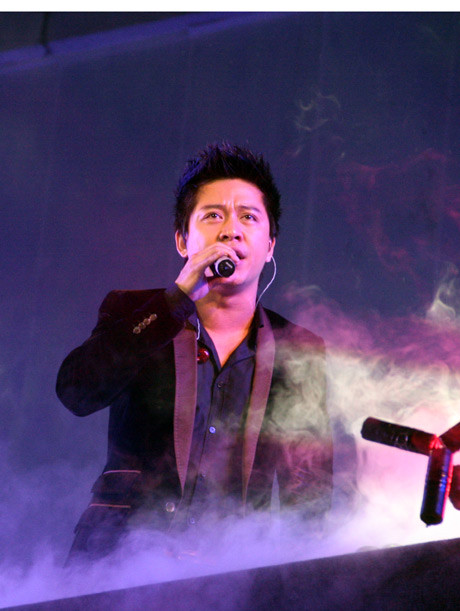 Theo thông tin từ Tuấn Hưng, sau 12 năm lăn lộn lập nghiệp ở Sài Gòn, năm 2012 anh quyết định trở về Hà Nội sinh sống, chăm sóc bố mẹ già. Anh cũng dự tính, khoảng 2-3 năm nữa sẽ lập gia đình. Cùng sự kiện này: Khán giả... ngửa cổ ngắm Minh Hằng nhảy đẹp cười xinh // Hoàng Thùy Linh hất tóc, nhảy bốc lửa trên cao 5m Theo thông tin từ Tuấn Hưng, sau 12 năm lăn lộn lập nghiệp ở Sài Gòn, năm 2012 anh quyết định trở về Hà Nội sinh sống, chăm sóc bố mẹ già. Anh cũng dự tính, khoảng 2-3 năm nữa sẽ lập gia đình. Cùng sự kiện này: Khán giả... ngửa cổ ngắm Minh Hằng nhảy đẹp cười xinh // Hoàng Thùy Linh hất tóc, nhảy bốc lửa trên cao 5m