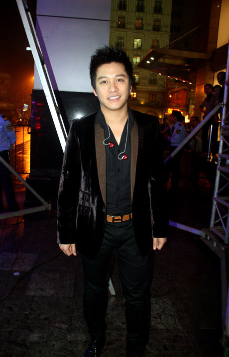 Tối 17/3, nam ca sỹ được mời biểu diễn trong một sự kiện lớn, biểu diễn ngoài trời tại tòa tháp đôi Vincom Hà Nội. Vừa bước vào hậu trường sân khấu, bất ngờ có một vài fan gọi tên Tuấn Hưng phía ngoài. Cùng sự kiện này: Khán giả... ngửa cổ ngắm Minh Hằng nhảy đẹp cười xinh // Hoàng Thùy Linh hất tóc, nhảy bốc lửa trên cao 5m Tối 17/3, nam ca sỹ được mời biểu diễn trong một sự kiện lớn, biểu diễn ngoài trời tại tòa tháp đôi Vincom Hà Nội. Vừa bước vào hậu trường sân khấu, bất ngờ có một vài fan gọi tên Tuấn Hưng phía ngoài. Cùng sự kiện này: Khán giả... ngửa cổ ngắm Minh Hằng nhảy đẹp cười xinh // Hoàng Thùy Linh hất tóc, nhảy bốc lửa trên cao 5m