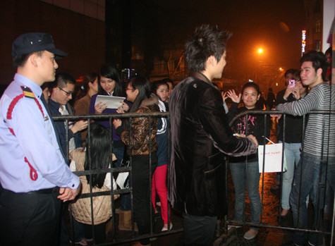 Tuấn Hưng còn trò chuyện với các fan rất thoải mái, vui vẻ. Cùng sự kiện này: Khán giả... ngửa cổ ngắm Minh Hằng nhảy đẹp cười xinh // Hoàng Thùy Linh hất tóc, nhảy bốc lửa trên cao 5m Tuấn Hưng còn trò chuyện với các fan rất thoải mái, vui vẻ. Cùng sự kiện này: Khán giả... ngửa cổ ngắm Minh Hằng nhảy đẹp cười xinh // Hoàng Thùy Linh hất tóc, nhảy bốc lửa trên cao 5m