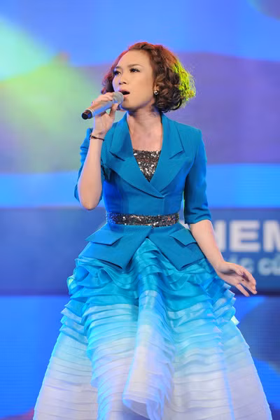 Tối 6/4, Mỹ Tâm trình diễn ở giữa chương trình 'Âm nhạc và Bước nhảy'. Vừa xuất hiện, nữ ca sĩ đã làm 'bùng nổ' sân khấu.