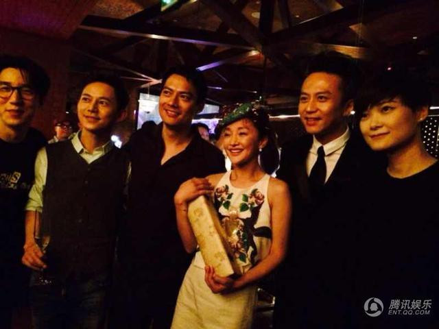 Sau chương trình, cặp đôi tổ chức tiệc cưới tại câu lạc bộ. Bữa tiệc cưới được cặp đôi chuẩn bị vô cùng thận trọng, có nhiều bảo vệ canh chừng,