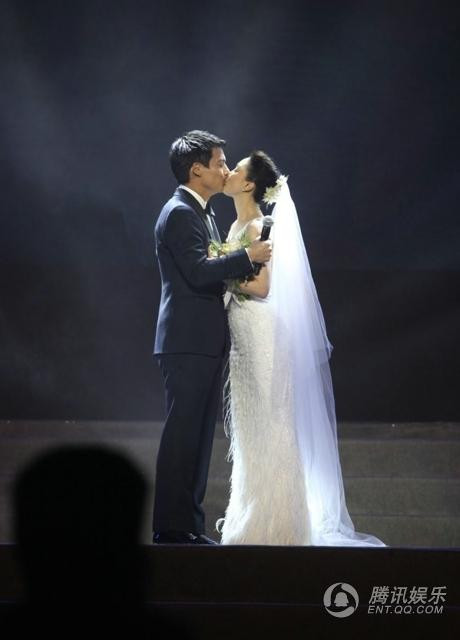 Và trao nhau nụ hôn nồng nàn...