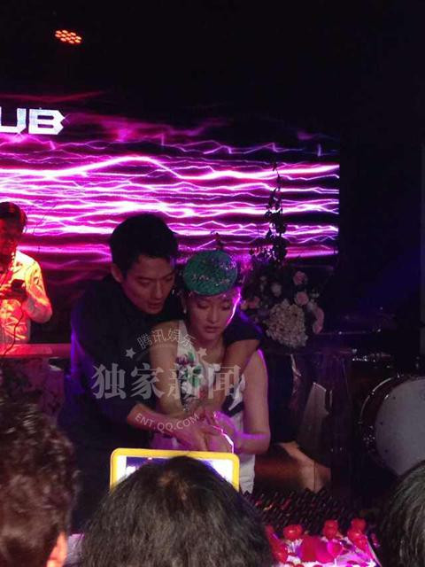 Cùng nhau cắt bánh