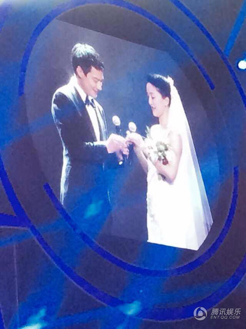 Trao nhẫn cưới cho nhau