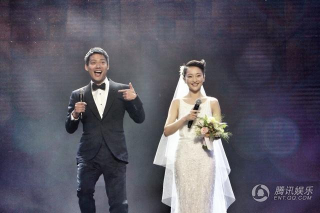 Tân lang tân nương rạng ngời trong đám cưới ngay tại sân khấu đêm nhạc từ thiện.