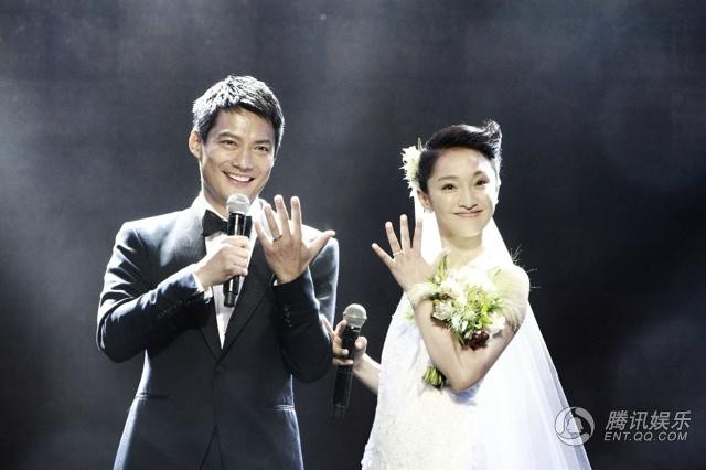 Cô dâu chú rể hạnh phúc khoe nhẫn cưới