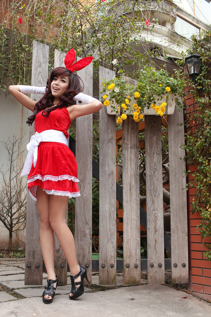 Thu Hà rạng rỡ với trang phục lấy tông màu đỏ làm chủ đạo. Thu Hà rạng rỡ với trang phục lấy tông màu đỏ làm chủ đạo.