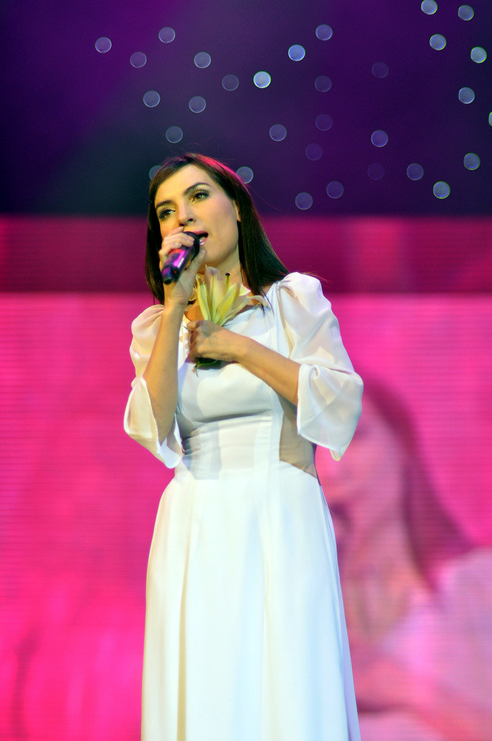 Phi Nhung thướt tha với chiếc váy trắng. Phi Nhung thướt tha với chiếc váy trắng.