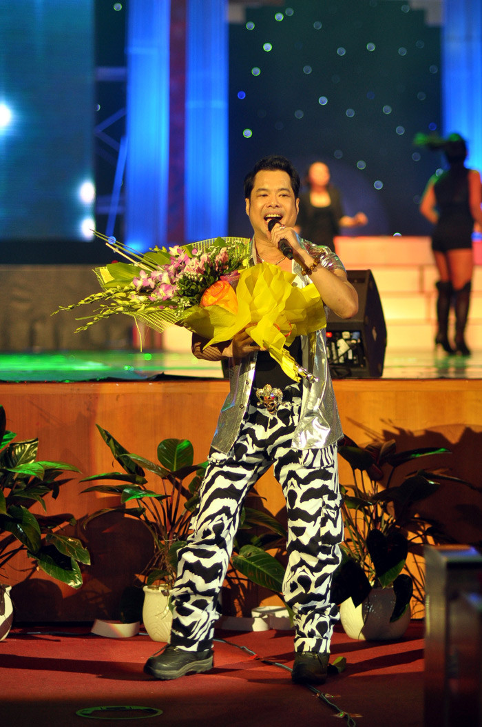 Mãi sau ca sĩ "quái chiêu" mới khoác chiếc áo ngoài vào cho "lịch sự" hơn. Mãi sau ca sĩ "quái chiêu" mới khoác chiếc áo ngoài vào cho "lịch sự" hơn.