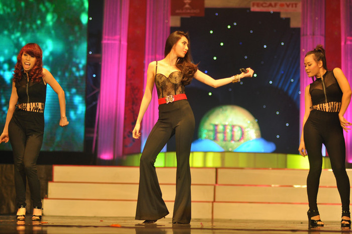 Thủy Tiên gợi cảm với chiếc quần ống loe Thủy Tiên gợi cảm với chiếc quần ống loe