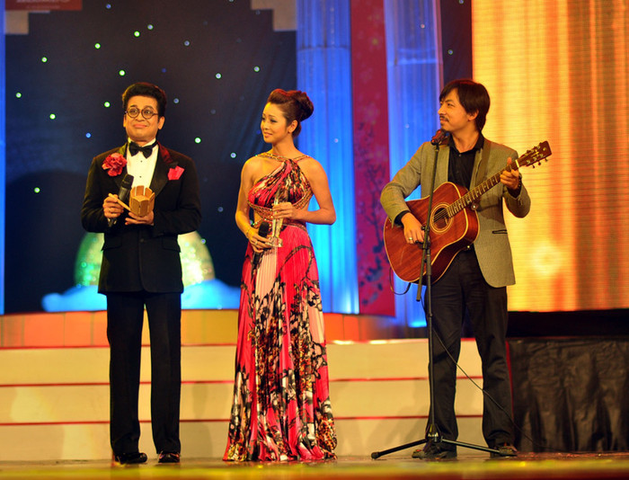 Trong chương trình Ca nhạc - Hài kịch đón xuân này, Đinh Tiến Dũng cũng góp mặt trong một màn đối đáp vui nhộn với MC Thanh Bạch. 2 người chọc tức nhau, thi xem ai có thể là MC, và tranh nhau Jennifer Phạm. Trong chương trình Ca nhạc - Hài kịch đón xuân này, Đinh Tiến Dũng cũng góp mặt trong một màn đối đáp vui nhộn với MC Thanh Bạch. 2 người chọc tức nhau, thi xem ai có thể là MC, và tranh nhau Jennifer Phạm.