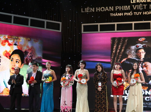 Liên hoan phim VN lần thứ 17 là 1 trong những sự kiện được đưa vào danh sách bình chọn sự kiện nổi bật 2011 của Bộ VHTTDL.. Liên hoan phim VN lần thứ 17 là 1 trong những sự kiện được đưa vào danh sách bình chọn sự kiện nổi bật 2011 của Bộ VHTTDL..