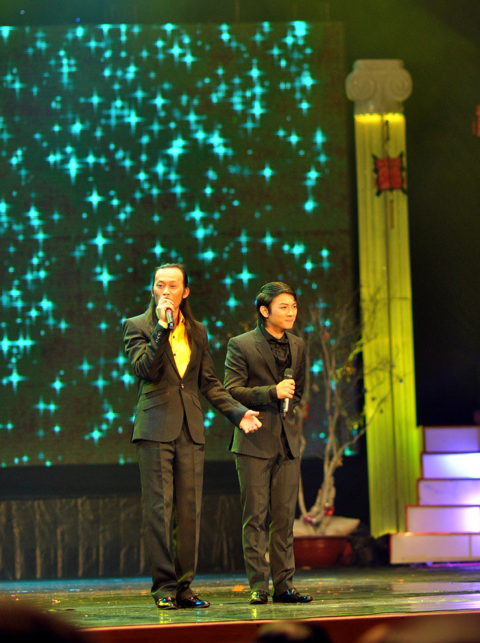 Hai cha con: Danh hài Hoài Linh và ca sỹ trẻ Hoài Lâm. Hai cha con: Danh hài Hoài Linh và ca sỹ trẻ Hoài Lâm.