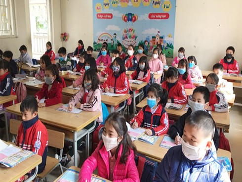 Học sinh đeo khẩu trang khi đi đến lớp (ảnh minh họa: Báo Giáo dục Thời Đại) Học sinh đeo khẩu trang khi đi đến lớp (ảnh minh họa: Báo Giáo dục Thời Đại)