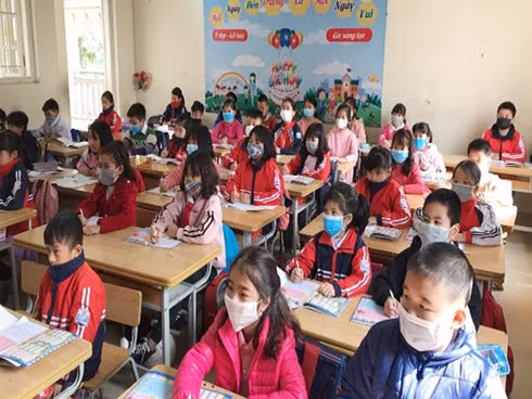 Học sinh đeo khẩu trang khi đi đến lớp (ảnh minh họa: Báo Giáo dục Thời Đại)