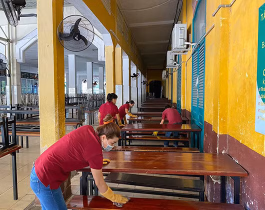 Bàn ghế học sinh đã được Trường Trưng Vương lau chùi sạch sẽ (ảnh: P.L) Bàn ghế học sinh đã được Trường Trưng Vương lau chùi sạch sẽ (ảnh: P.L)