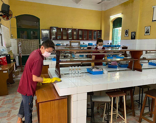 Giáo viên, nhân viên Trường Trưng Vương lau chùi sạch sẽ phòng thí nghiệm của nhà trường (ảnh: P.L) Giáo viên, nhân viên Trường Trưng Vương lau chùi sạch sẽ phòng thí nghiệm của nhà trường (ảnh: P.L)