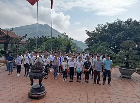 Một chuyến đi học tập thực địa của giáo viên (ảnh có tính minh họa: thptdongdau.vinhphuc.edu.vn)