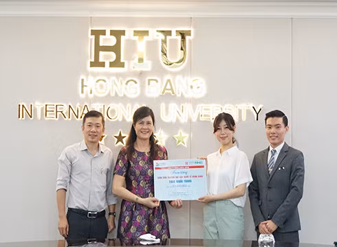 Trường Đại học Quốc tế Hồng Bàng được doanh nghiệp trao tặng hàng nghìn khẩu trang y tế (ảnh: HIU) Trường Đại học Quốc tế Hồng Bàng được doanh nghiệp trao tặng hàng nghìn khẩu trang y tế (ảnh: HIU)