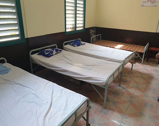 Phòng y tế với 3 giường nằm cách ly của học sinh nhà trường khi có dấu hiệu bệnh (ảnh: P.L) Phòng y tế với 3 giường nằm cách ly của học sinh nhà trường khi có dấu hiệu bệnh (ảnh: P.L)