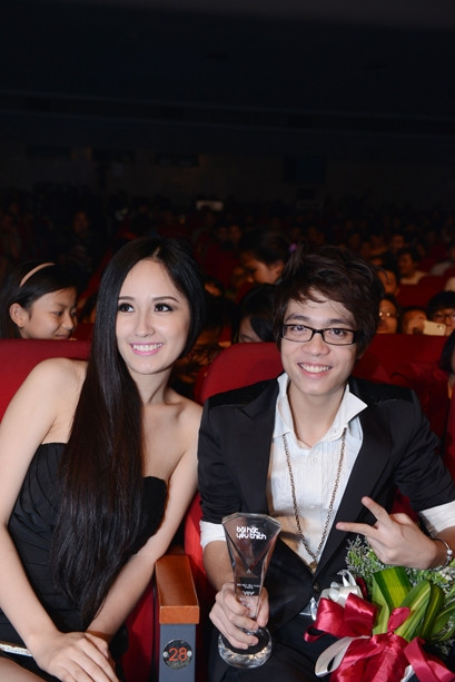 Bùi Anh Tuấn nhận giải thưởng Bài hát yêu thích tháng 3 với ca khúc 'Nơi tình yêu bắt đầu' Bùi Anh Tuấn nhận giải thưởng Bài hát yêu thích tháng 3 với ca khúc 'Nơi tình yêu bắt đầu'