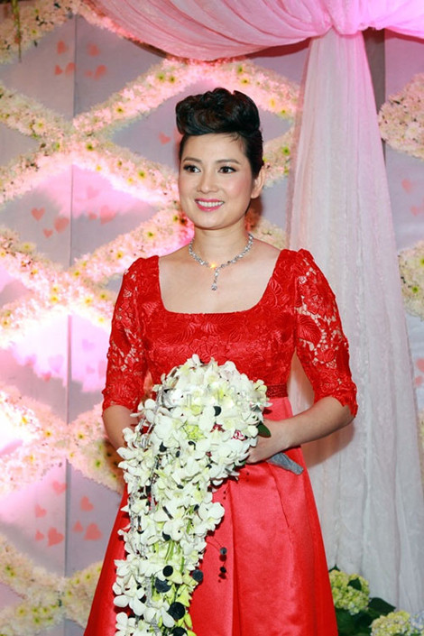 Thúy Vinh lộng lẫy trong chiếc váy cưới, gương mặt cô có vẻ nữ tính, xinh đẹp hơn dù dáng người không được thon gọn. Thúy Vinh lộng lẫy trong chiếc váy cưới, gương mặt cô có vẻ nữ tính, xinh đẹp hơn dù dáng người không được thon gọn.