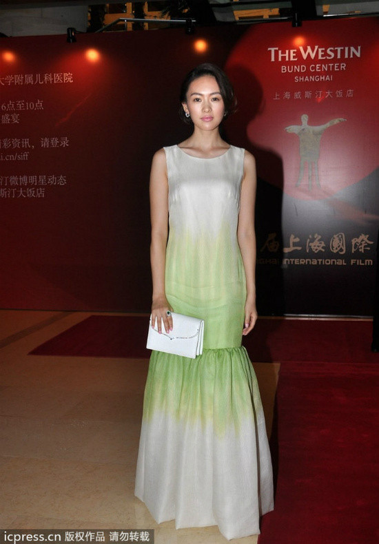 Đổng Khanh dịu dàng với váy của Tadashi Shoji Đổng Khanh dịu dàng với váy của Tadashi Shoji