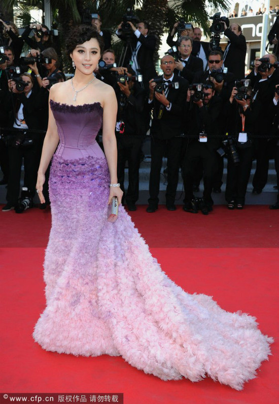 Phạm Băng Băng kiêu kì và quý phái với váy tông màu tím của Atelier Versace trong BST năm 2011 Phạm Băng Băng kiêu kì và quý phái với váy tông màu tím của Atelier Versace trong BST năm 2011