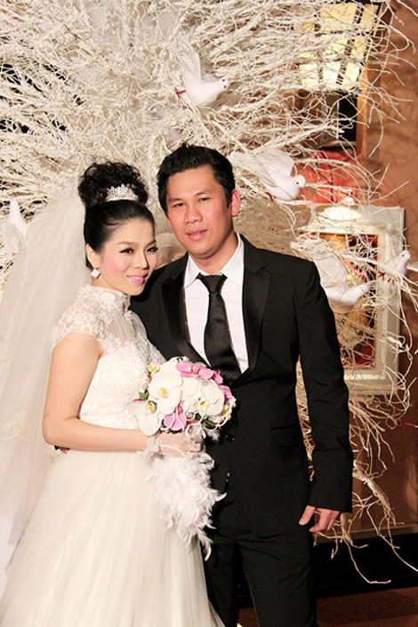 Ca sĩ Lệ Quyên tổ chức lễ cưới khi đang mang bầu. Ca sĩ Lệ Quyên tổ chức lễ cưới khi đang mang bầu.