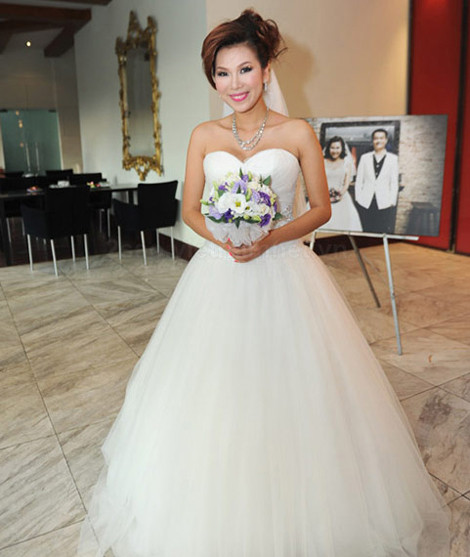 Gương mặt ca sĩ Khánh Ngọc không có nhiều thay đổi dù cô mang bầu. Gương mặt ca sĩ Khánh Ngọc không có nhiều thay đổi dù cô mang bầu.