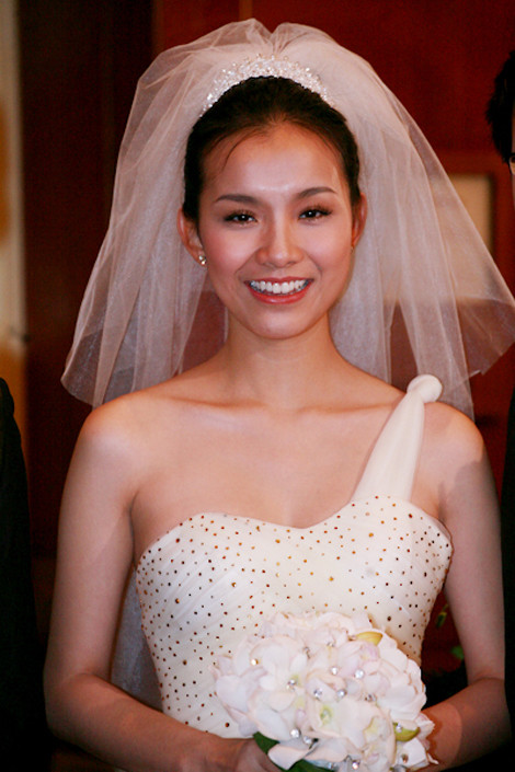 Tuy nhiên, trong đám cưới không ai nghi ngờ điều gì vì cả dáng người và gương mặt Thùy Lâm vẫn thon gọn, mềm mại. Tuy nhiên, trong đám cưới không ai nghi ngờ điều gì vì cả dáng người và gương mặt Thùy Lâm vẫn thon gọn, mềm mại.