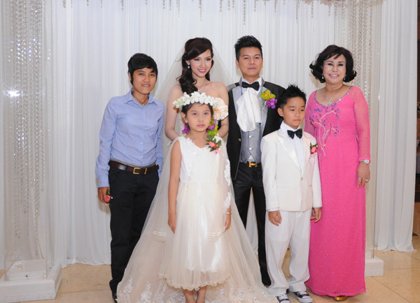 Với những thiết kế thoáng phần cổ, khiến thân hình bà bớt tròn trịa hơn.