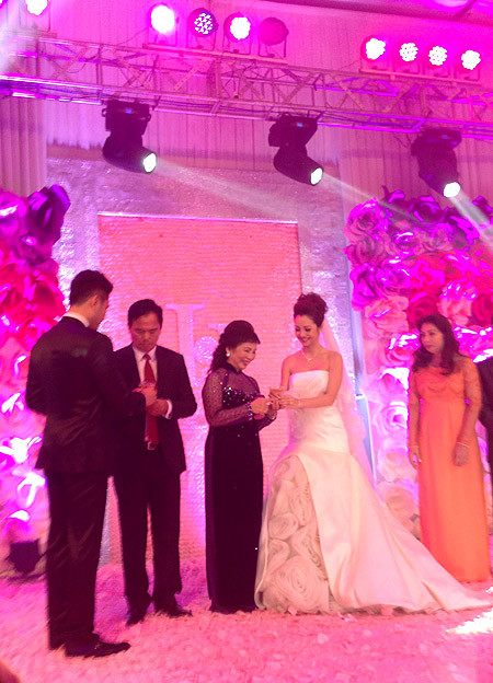 Bà Thanh có vẻ khá 'trung thành' với mái tóc xoăn được búi một phần này mỗi khi diện áo dài