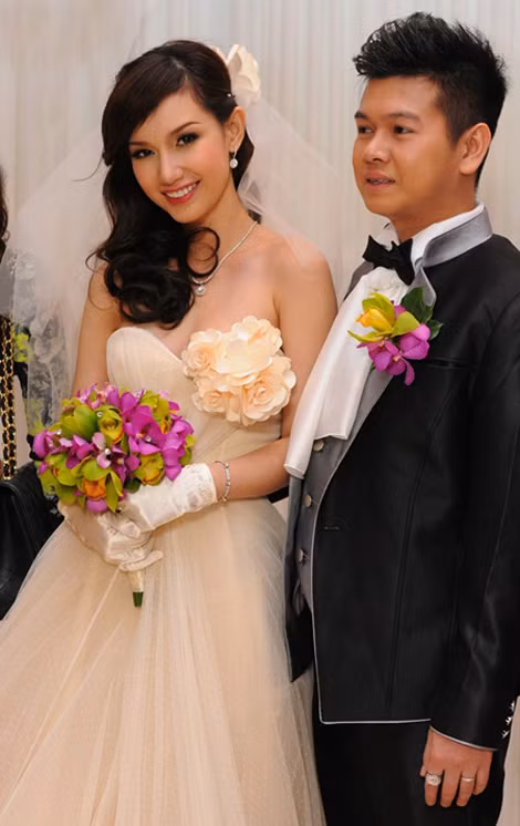 Vòng eo của cô chưa có gì thay đổi, còn nhan sắc Quỳnh Chi trong ngày cưới thật rạng ngời.