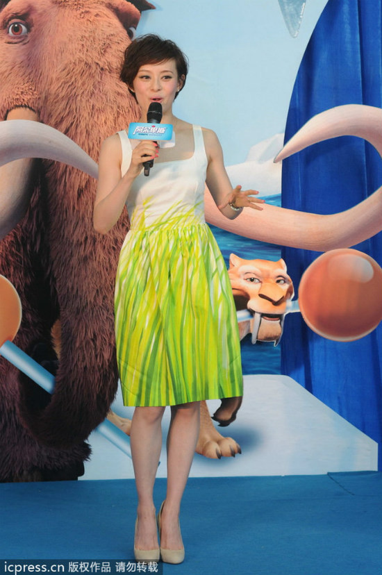 Tôn Lệ nhẹ nhàng, đằm thắm với váy màu trắng và xanh nõn chuối của Moschino Cheap & Chic Tôn Lệ nhẹ nhàng, đằm thắm với váy màu trắng và xanh nõn chuối của Moschino Cheap & Chic