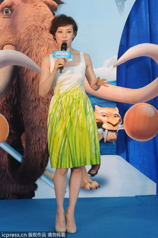 Tôn Lệ nhẹ nhàng, đằm thắm với váy màu trắng và xanh nõn chuối của Moschino Cheap & Chic