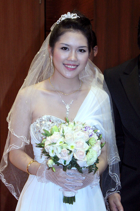 Thùy Dương khá mập trong ngày cưới, gương mặt cô bị vỡ nét khá nhiều nhưng thần thái rạng rỡ, quấn hút Thùy Dương khá mập trong ngày cưới, gương mặt cô bị vỡ nét khá nhiều nhưng thần thái rạng rỡ, quấn hút