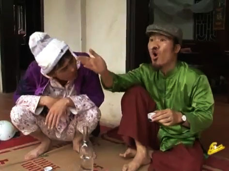 Hai "bợm nhậu" ngồi nói gần như suốt cả tiểu phẩm bằng những lời không thể cười nổi. Hai "bợm nhậu" ngồi nói gần như suốt cả tiểu phẩm bằng những lời không thể cười nổi.