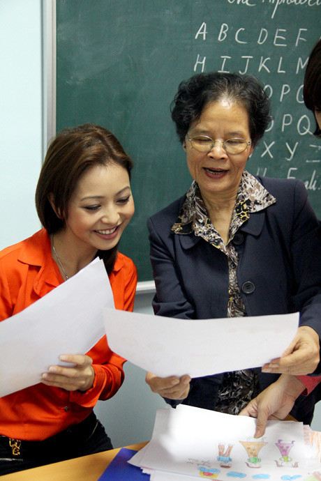 Jennifer Phạm và cô giáo Anh Thơ đang xem xét các bức tranh để trao giải.