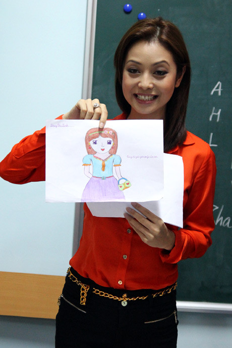 Thành quả lao động của 1 tiết học vẽ do cô giáo Jennifer giảng dạy là những bức tranh đẹp mắt, sinh động.