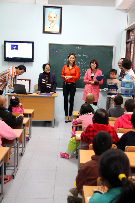 Tiết học vẽ của Jennifer Phạm diễn ra ngay sau tiết dạy tiếng anh của cô giáo Anh Thơ, nên học sinh lớp học Hy Vọng và Jennifer đã làm quen với nhau bằng tiếng anh khá thú vị.