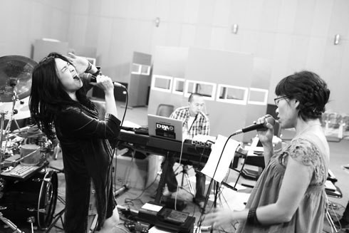 Sau một thời gian dài mới có dự án chung, hai nữ ca sĩ hạng A đều cảm thấy hồi hộp.