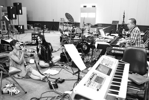 Thanh Lam vừa trở về sau chuyến lưu diễn dài ngày. Ngay lập tức chị bắt tay vào công việc tập luyện cùng Hà Trần và ban nhạc.