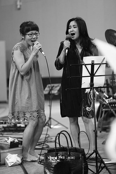 Liveshow "Cầm tay mùa hè" sẽ diễn ra vào lúc 20h ngày 4-5/5 tại Nhà hát Lớn Hà Nội.