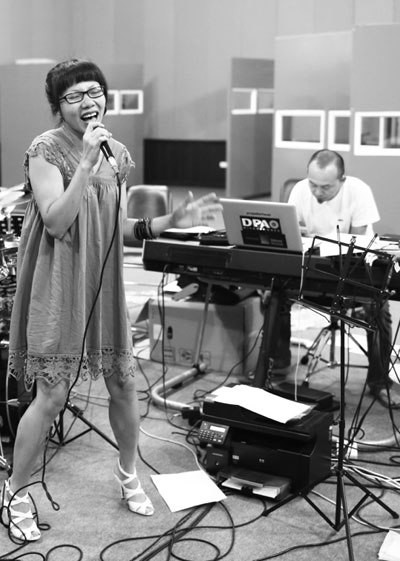 Hà Trần cũng được biên tập riêng một nhạc mục âm nhạc để thể hiện chân dung đầy cá tính, với các tác phẩm của Ngọc Đại, Nguyễn Xinh Xô, Đỗ Bảo... và do chính cô sáng tác.