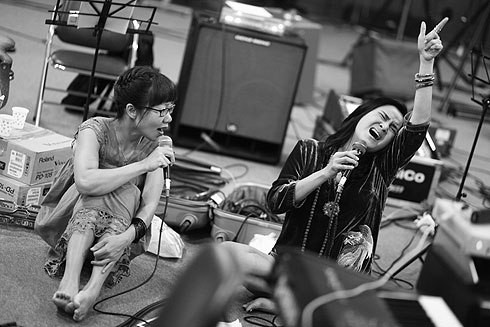 Bên cạnh một Hà Trần thiên về âm nhạc điện tử, Thanh Lam mang tới giọng ca đương đại mang màu sắc dân gian. Cơ cấu ban nhạc được hình thành từ sự đồng điệu nhưng khác biệt của hai diva.