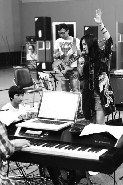 Cậu bé Đăng Quang từng có lần tham gia đêm nhạc của bố mẹ khi độc tấu piano tại "Đường xa mây trắng" năm 2011.