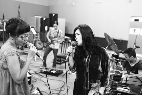 Ngoài những bài song ca, cả hai cũng solo những tác phẩm mang dấu ấn riêng.